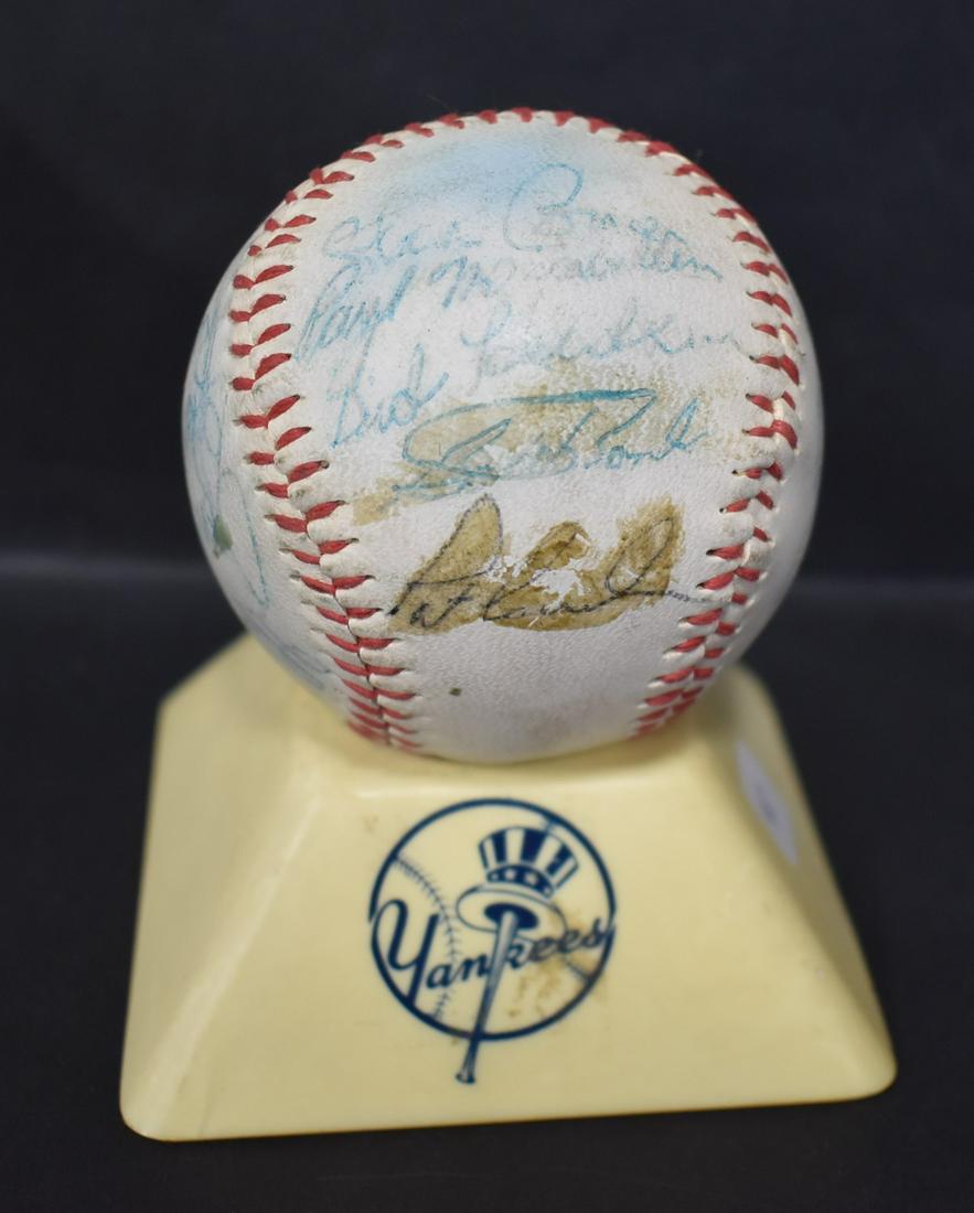 Autographed New York Mets Baseball: Bud Harrelson, Gary Gentry, John Matlock, and several others.