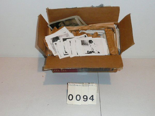 VINTAGE EROTIC ART AND COLLECTIBLES: Box of many hundreds of vintage Poloroid nude photographs