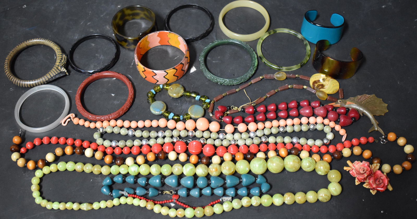 Collector's Lot of Jewlery Mostly Bakelite (20) (1 of 4)
