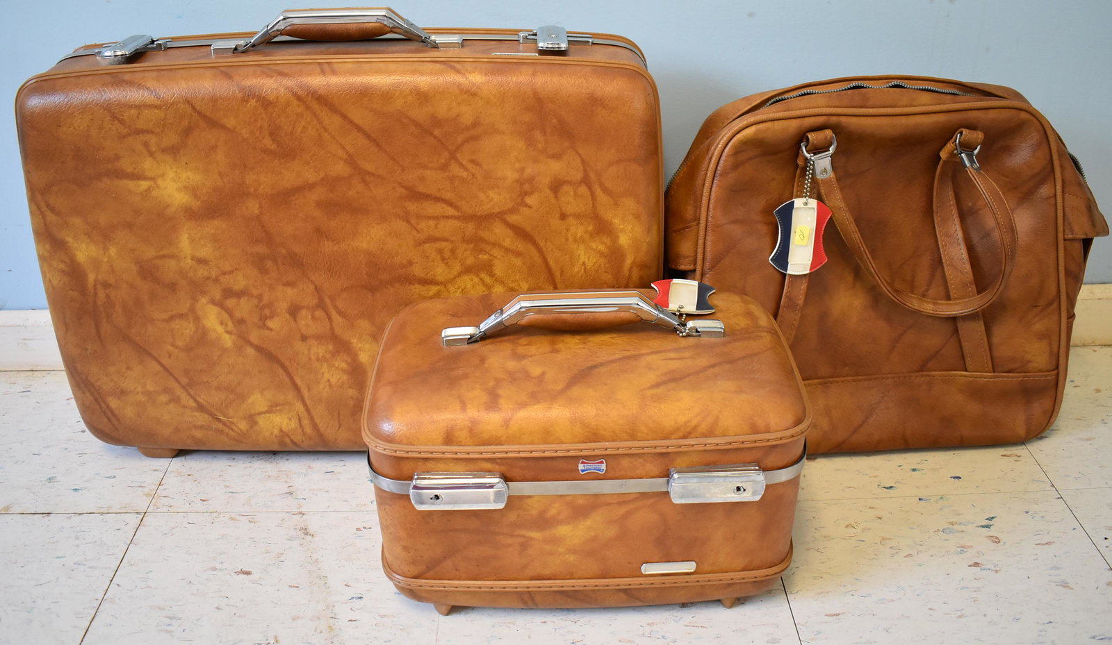 American Tourister Luggage Set 1960's: A makeup case(9H x14W x 9D) , a carry-on(14 H x 15.5W x 7.5D), and a luggage case(17H x23W x 6D).