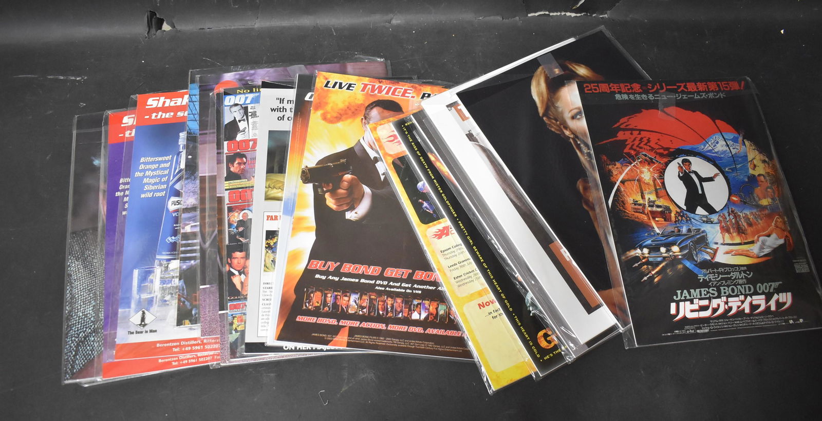 James Bond 007 Magazines (17) (1 of 3)