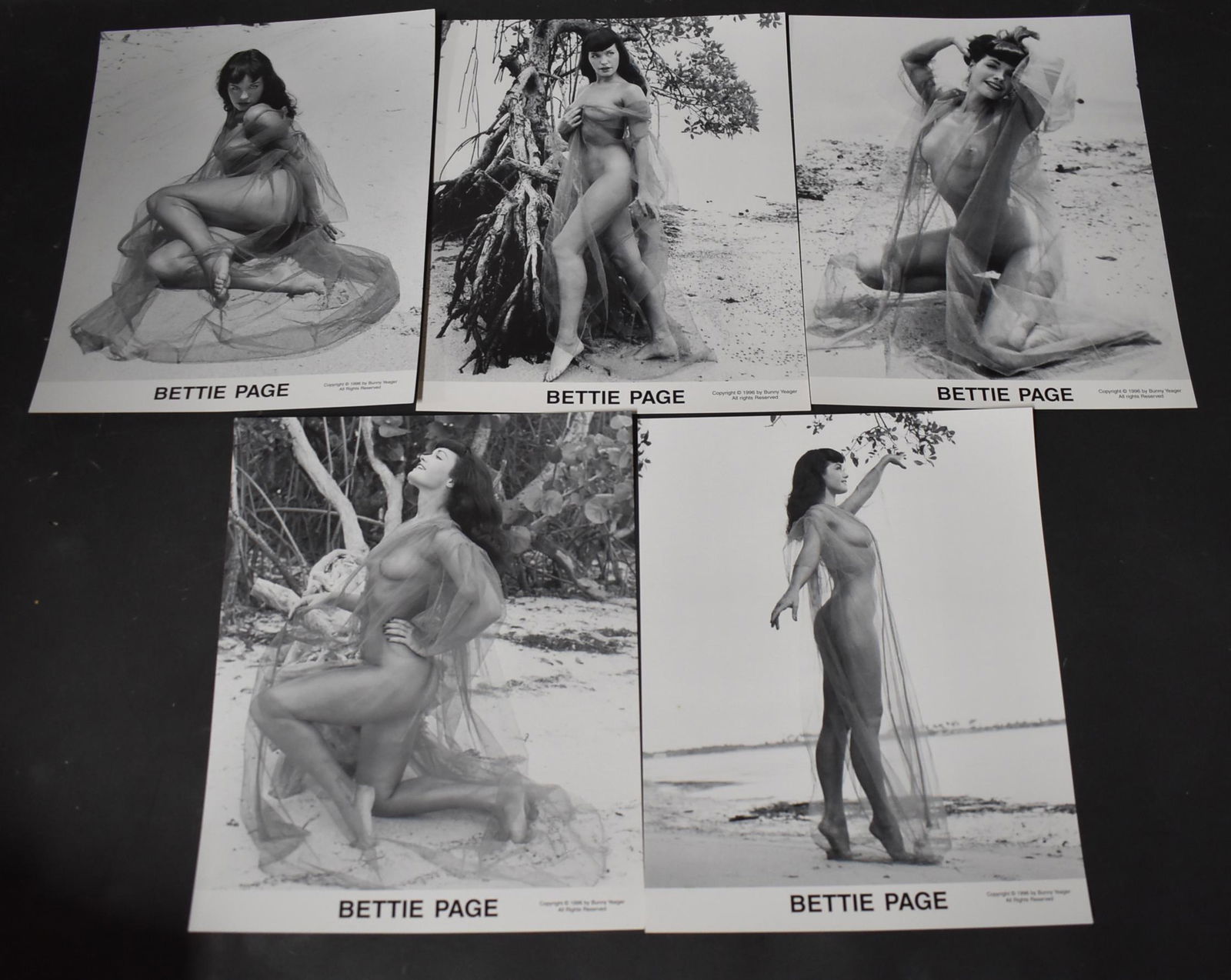(200)+Packs of Photos Bettie Page. (1 of 1)