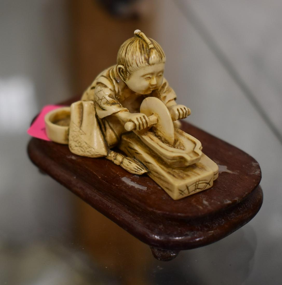 19th C. Oriental Carved Netsuke. Incredible Detail: 2 inch long x 1.5 in tall.