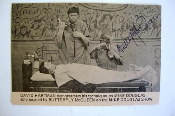 BUTTERFLY MCQUEEN AUTOGRAPH & NOTE: Butterfly McQueen signature in blue ink on the front of a photographic card showing David Hartman demonstrating his techniques on Mike Douglas ably assisted by Butterfly McQueen on The Mike Douglas Sh