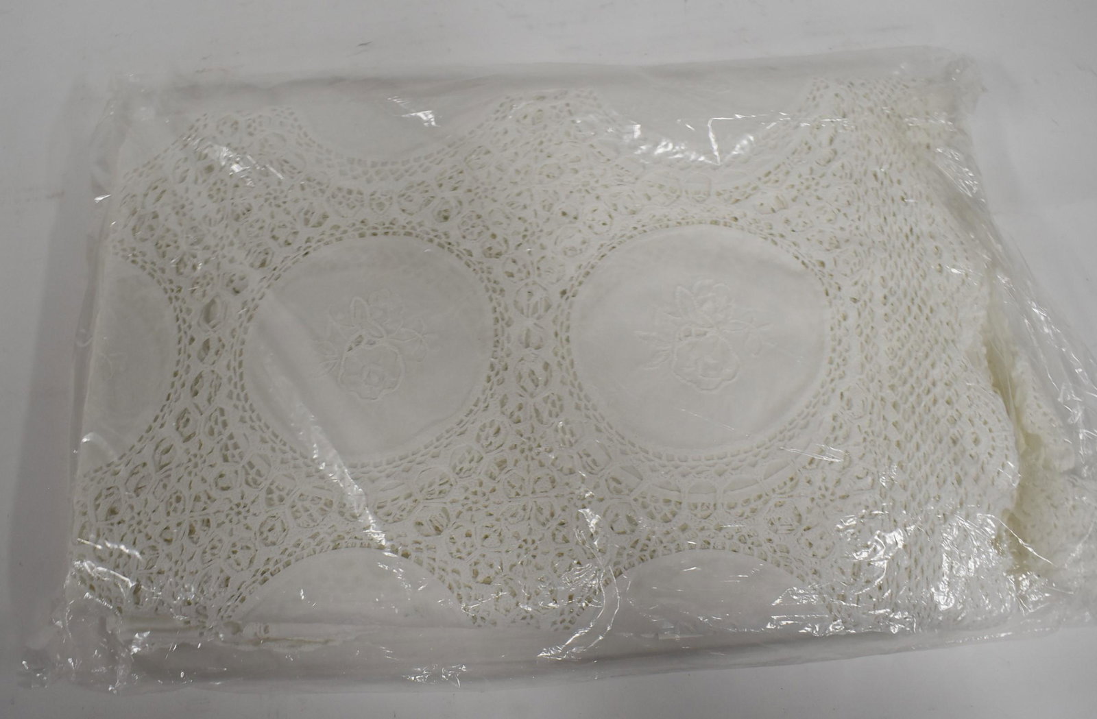 White Lace Clever Fingers Table Cloth.: 72x90.