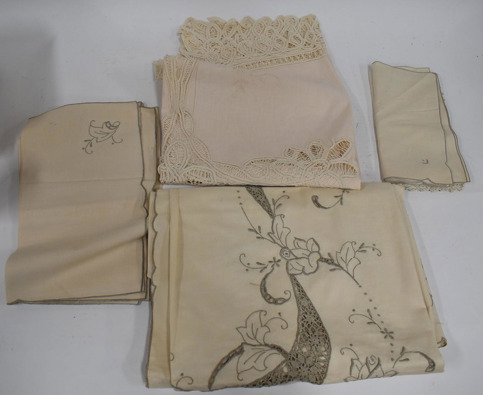 Table Cloths & Matching Napkins. (14) (1 of 1)