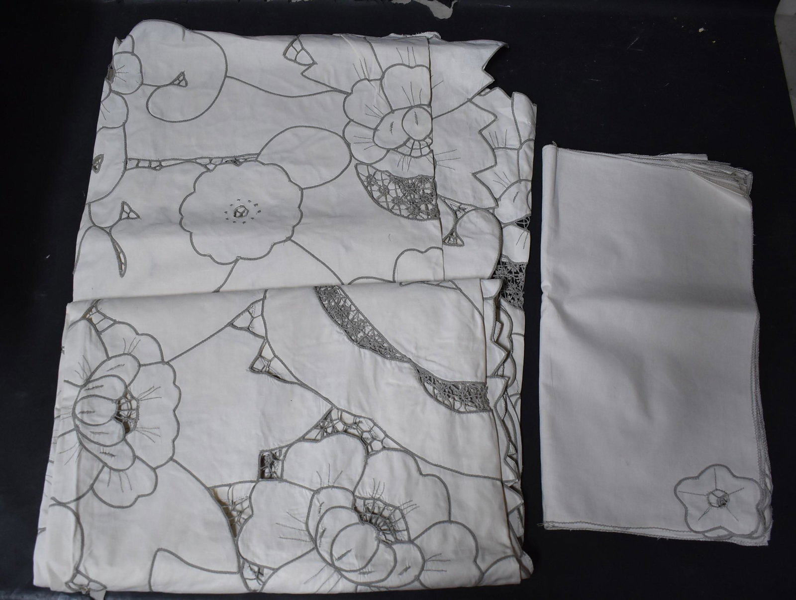 Vintage Embroidered Tablecloth With Napkins. (13): Table Cloth 55x92, Napkins 15x15.