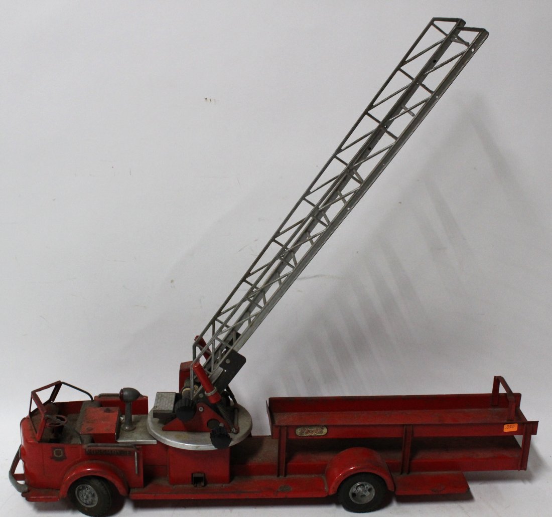 Antique Model Toy Co. Firetruck. (1 of 4)