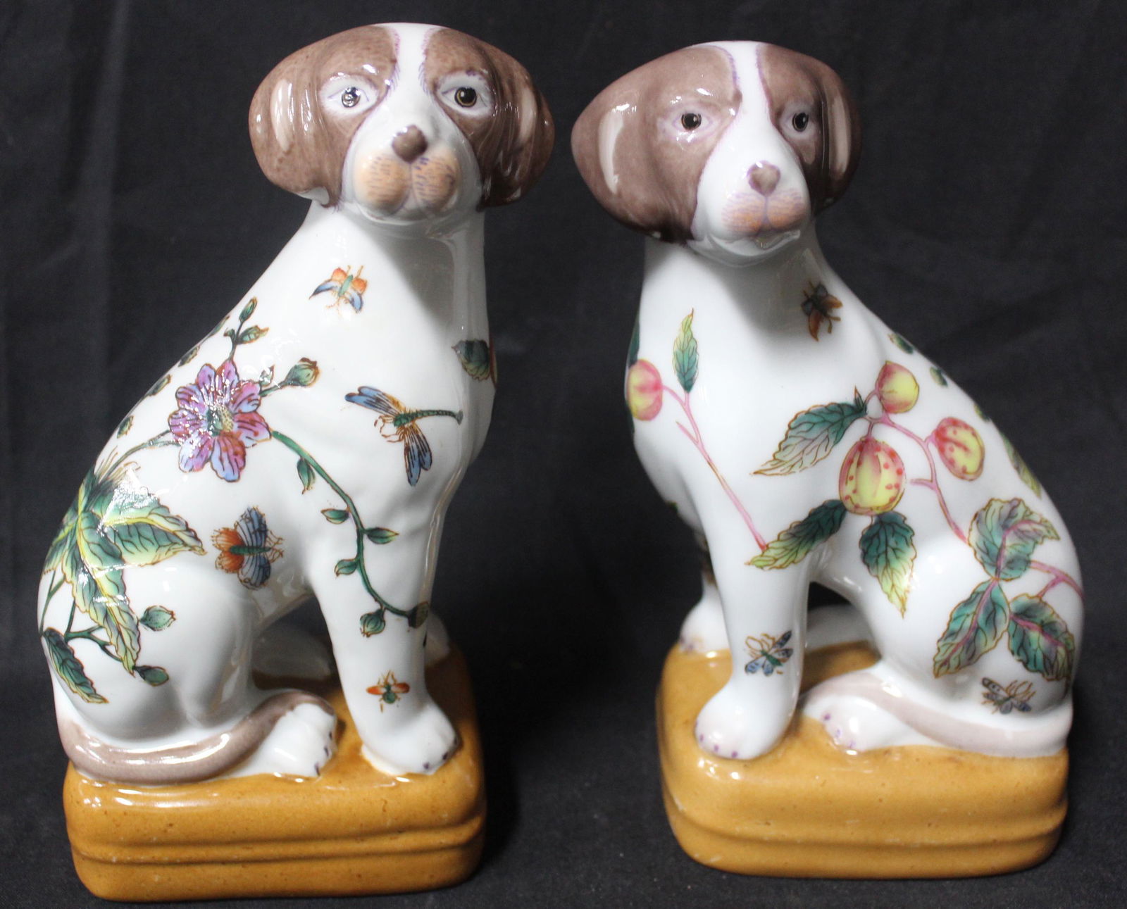Chinese Porcelain Export Bookends. Dogs. (1 of 4)