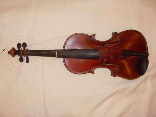 ROBERT A. DOLLING GERMAN VIOLIN: Circa 1920's Robert A. Dolling German Violin. Original label inside reads Robert A. Dolling - Markneukirchen - Made in Germany - Copie of Antonio Stradivarius. Two piece back measures 14", wood is red