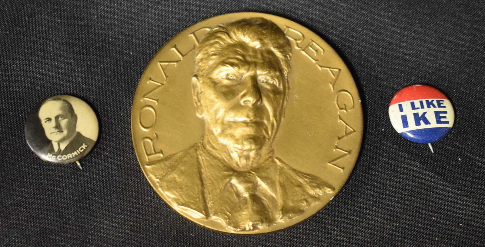 Reagan Bronze Inauguration Medal & Political Buttons (3) (1 of 4)