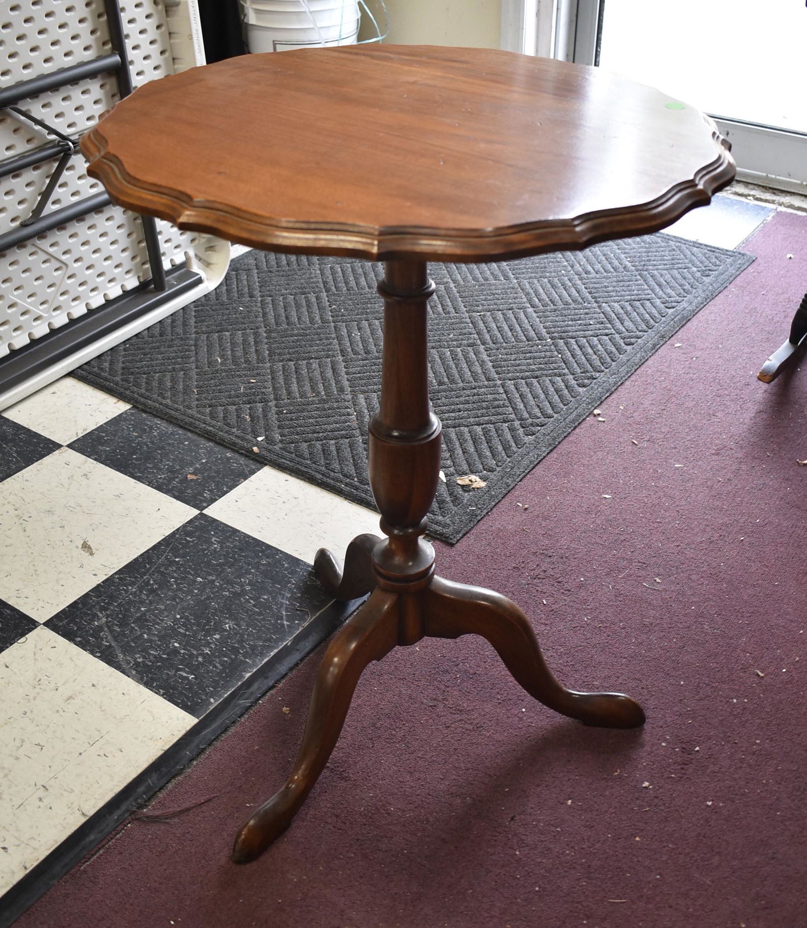 Mahogany Queen Anne Tilt Top Candlestand. (1 of 4)