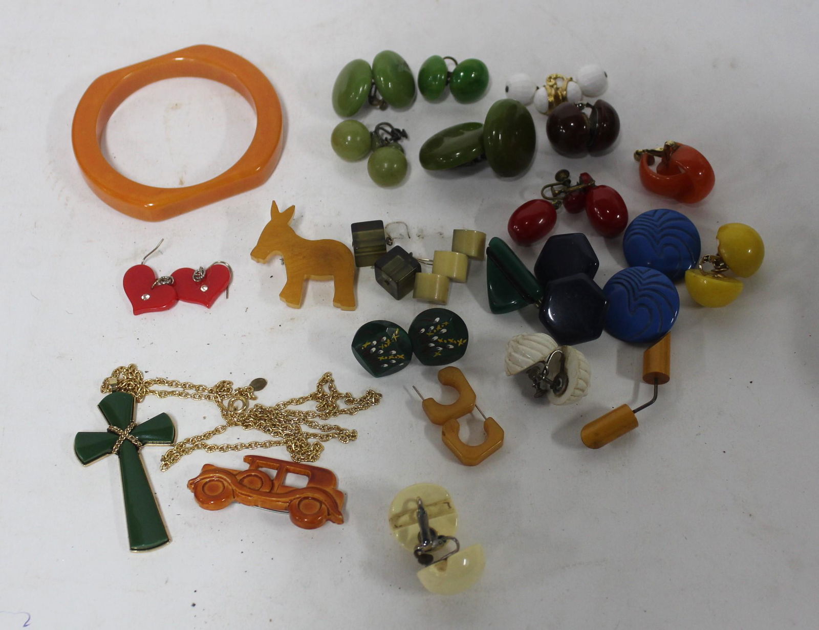 Collector's Lot of Bakelite Jewelry (22pcs.) (1 of 9)