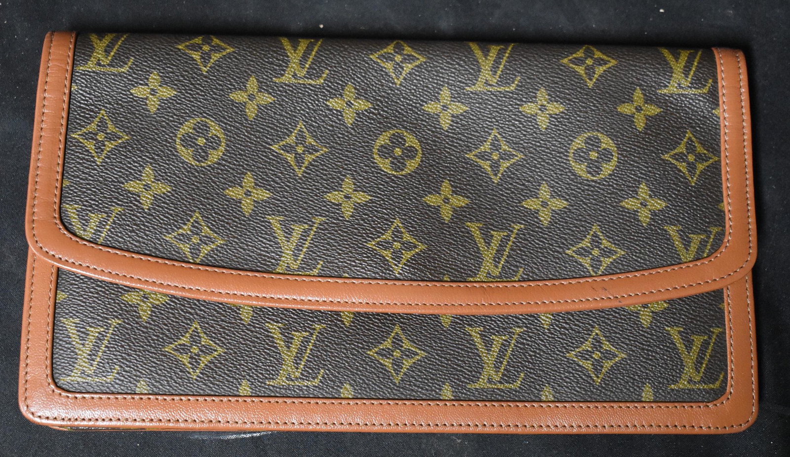 Louis Vuitton Pocketbook: Marked Louis Vuitton in the interior.