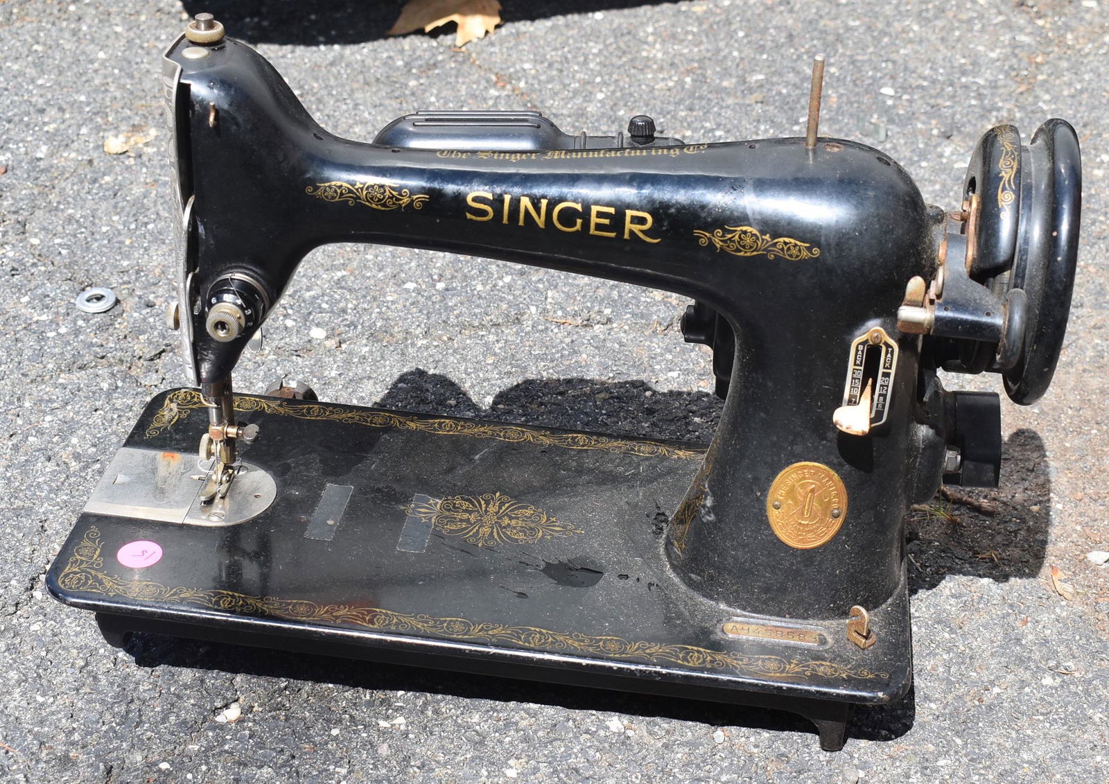 Antique Singer Sewing Machine: Table top. SSAU50-15-6