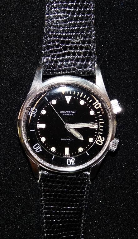 UNIVERSAL GENEVE AUTOMATIC MAN'S WRISTWATCH: Military style with internal rotating chapter operated by second crown, black dial, luminous markers and hands, steel case, water resistant back, 40mm, nearly identical to the Polerouter Sub but witho