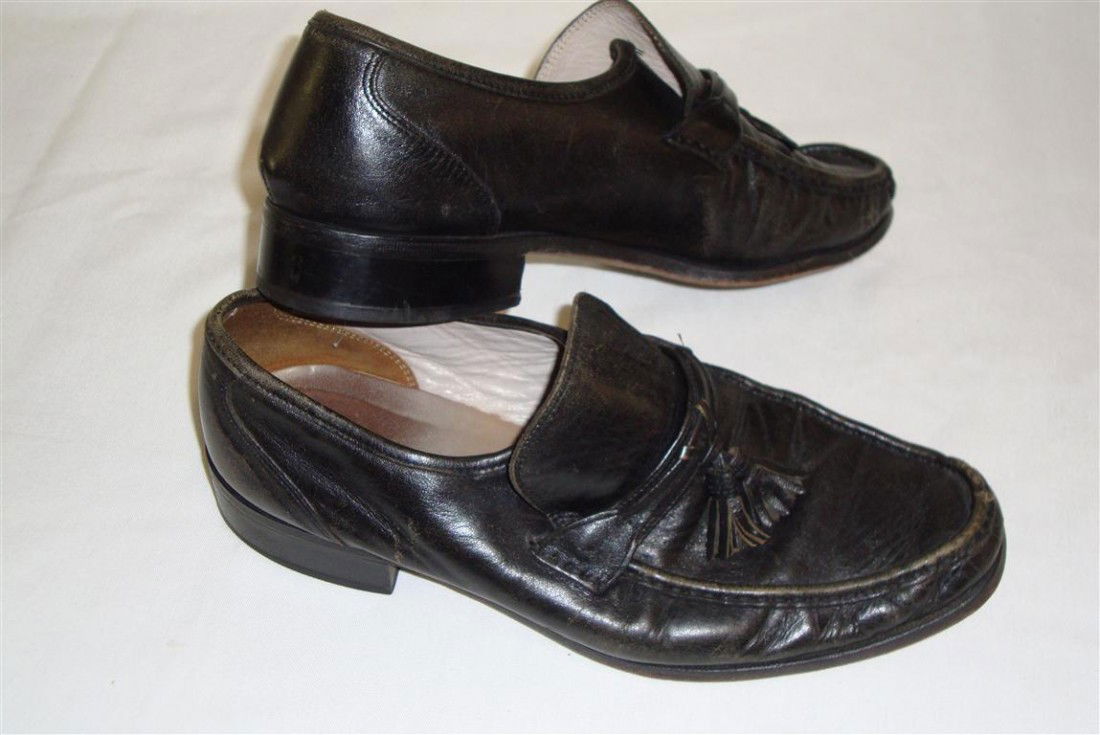 LIBERACES TASSELED LOAFERS: Black leather tasseled loafers by Freeman size 10. Well worn Liberace loafers.