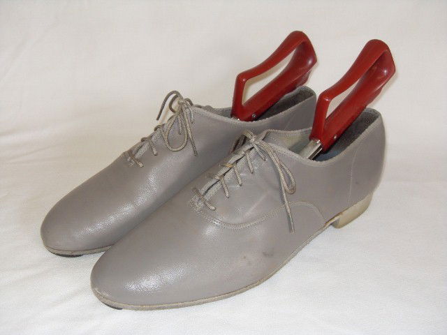 CARLO ROMA GREY LEATHER SHOES: Dancing shoes. Lace ups. Grey, with rubber soles and toe guards. Size 10.
