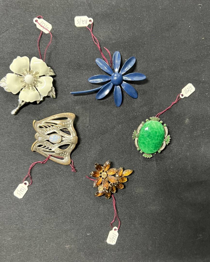 Vintage Brooches Inc. Signed (5) (1 of 7)