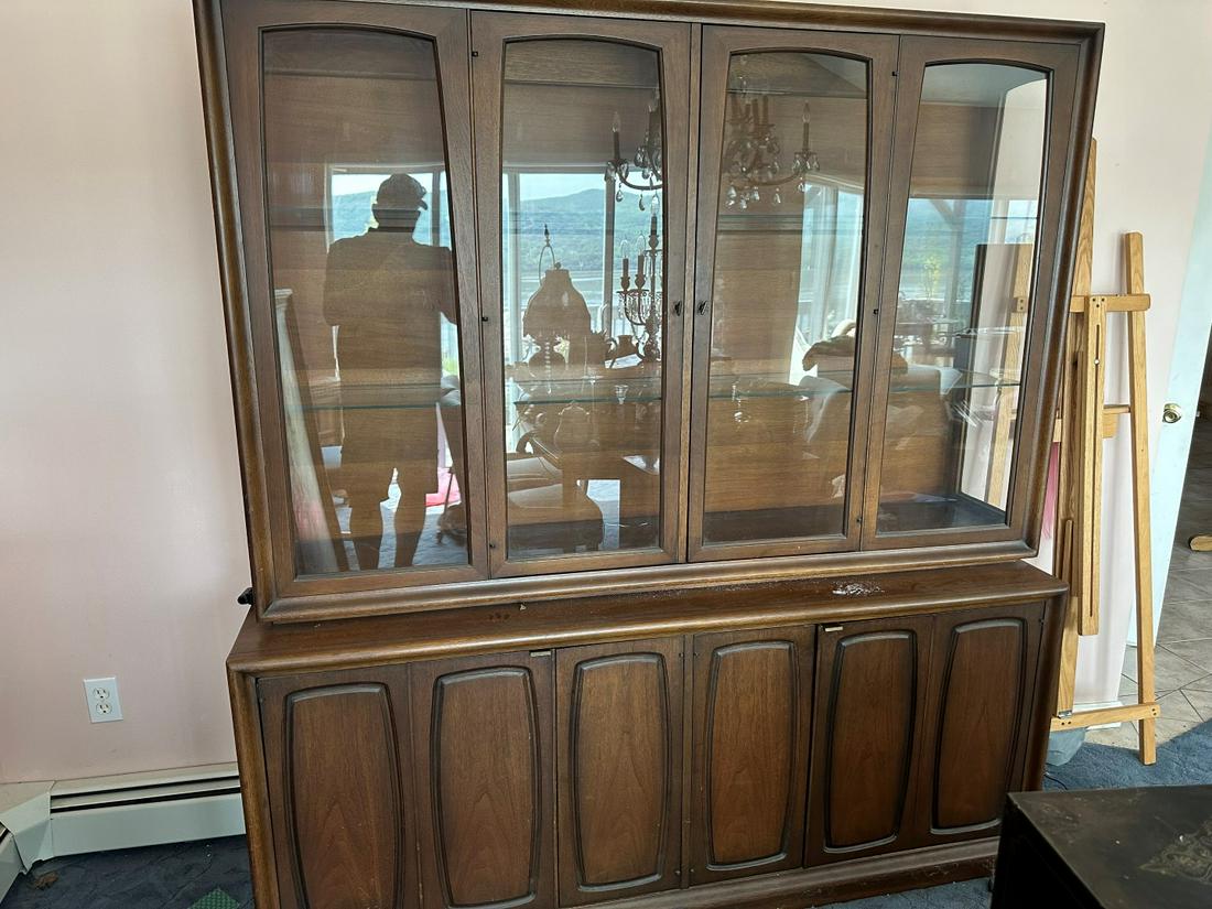 Broyhill Emphasis Mid-Century Modern China Cabinet (1 of 9)