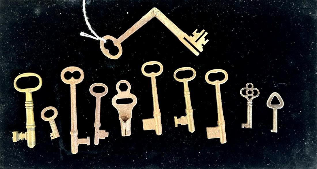 Collector or Dealer's Lot of Antique Brass & other Keys (1 of 1)