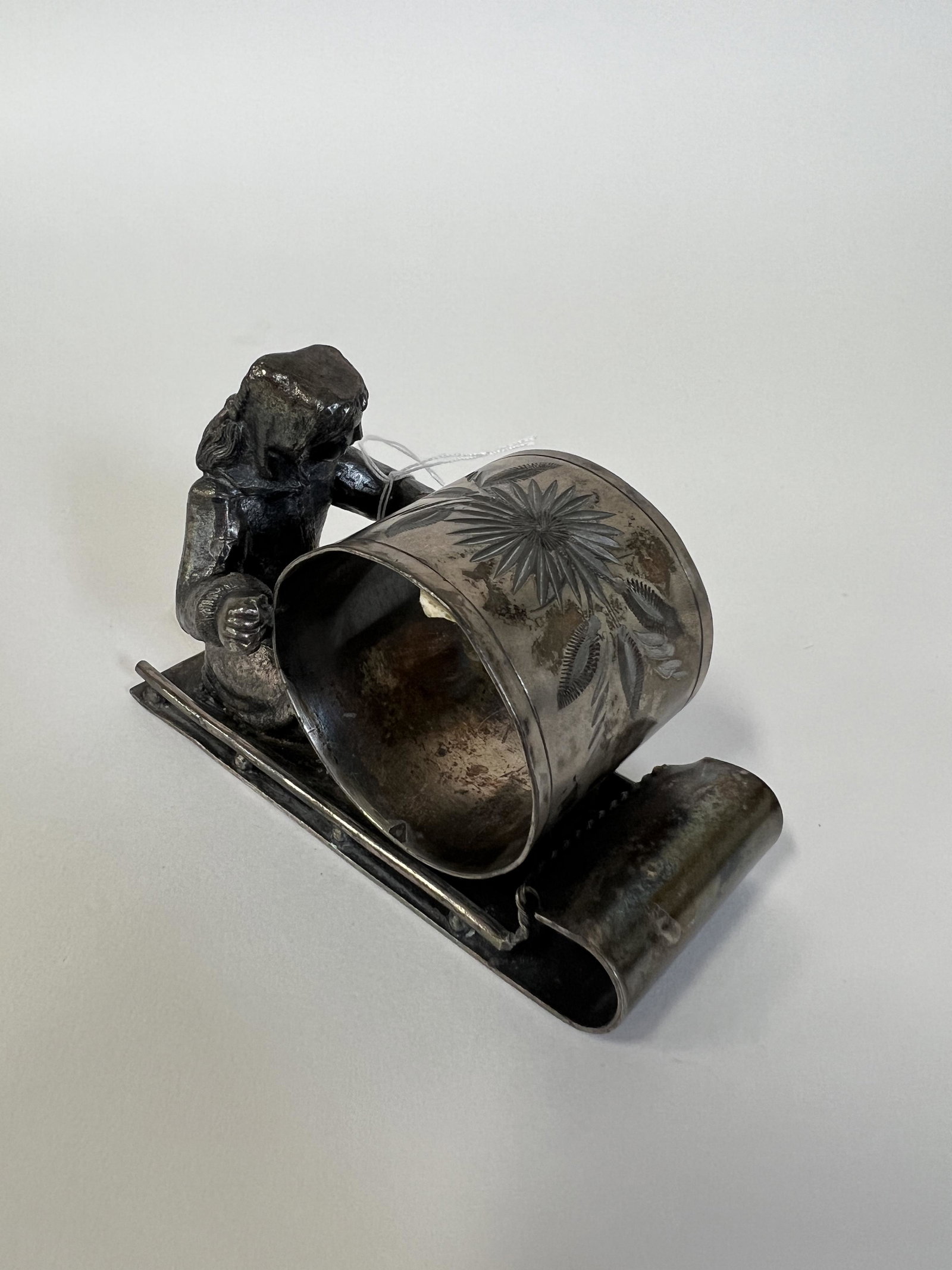Wm. Rogers Am. Victorian Figural Napkin Ring (1 of 5)