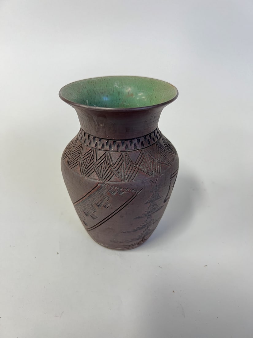 American Indian Kanyengeh Pottery Vase: Six Nations Reserve. Kanyengeh Pottery Wampum Belts JS Tree of Peace marked at the underside. 5"H
