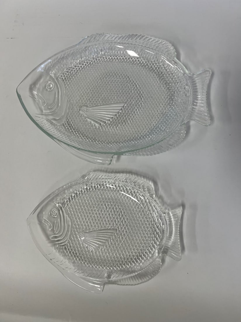 Mid-Century Fish Service Servers & Plates (29): Mid-Century Fish Service comprised of servers (2) and plates (27) . Marked Oven Proof U.S. A. Fish shaped. two service platters 15" Long and 27 plates 10 3/4"Long Twenty-nine pcs. in the lot.