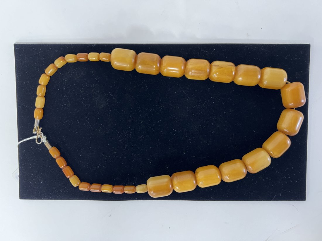 Fabulous Bakelite Necklace: 30 1/2" L