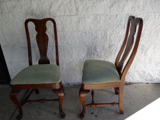 Contemporary Dining Room Set: Comprised of a Queen Anne style oval table and four Queen Anne style chairs. 40 1/2"H. 39"L 48"W (table) and 29 1/2"H. (Chairs)