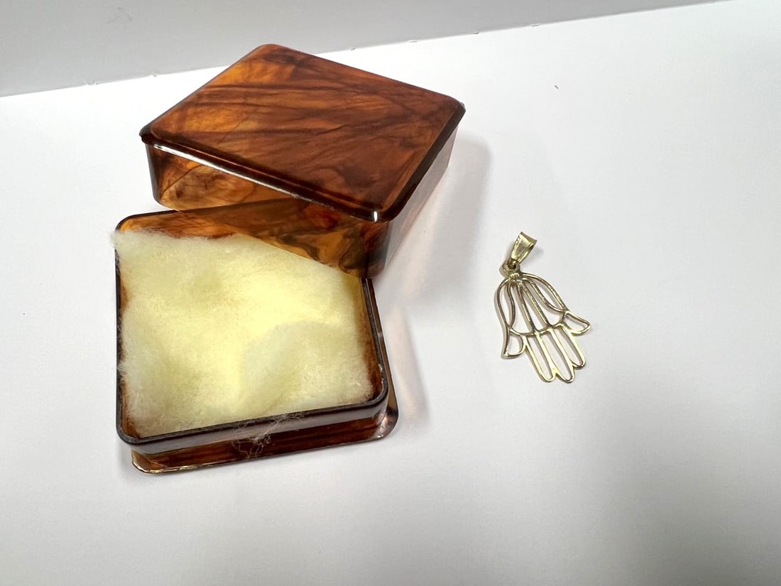 14 K Gold Pendant (1 of 2)