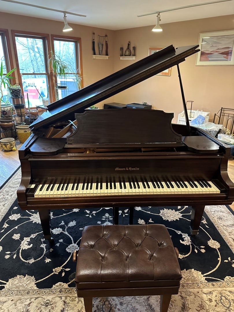 Mason & Hamlin Mahogany Baby Grand Piano: Mahogany cased baby grand piano. Good condition. Manufactured 1935. Serial No. 42032 PLEASE NOTE: SUCCESSFUL BIDDER WILL BE RESPONSIBLE FOR REMOVAL FROM MONROE, NY HOME AND ALL EXPENSES