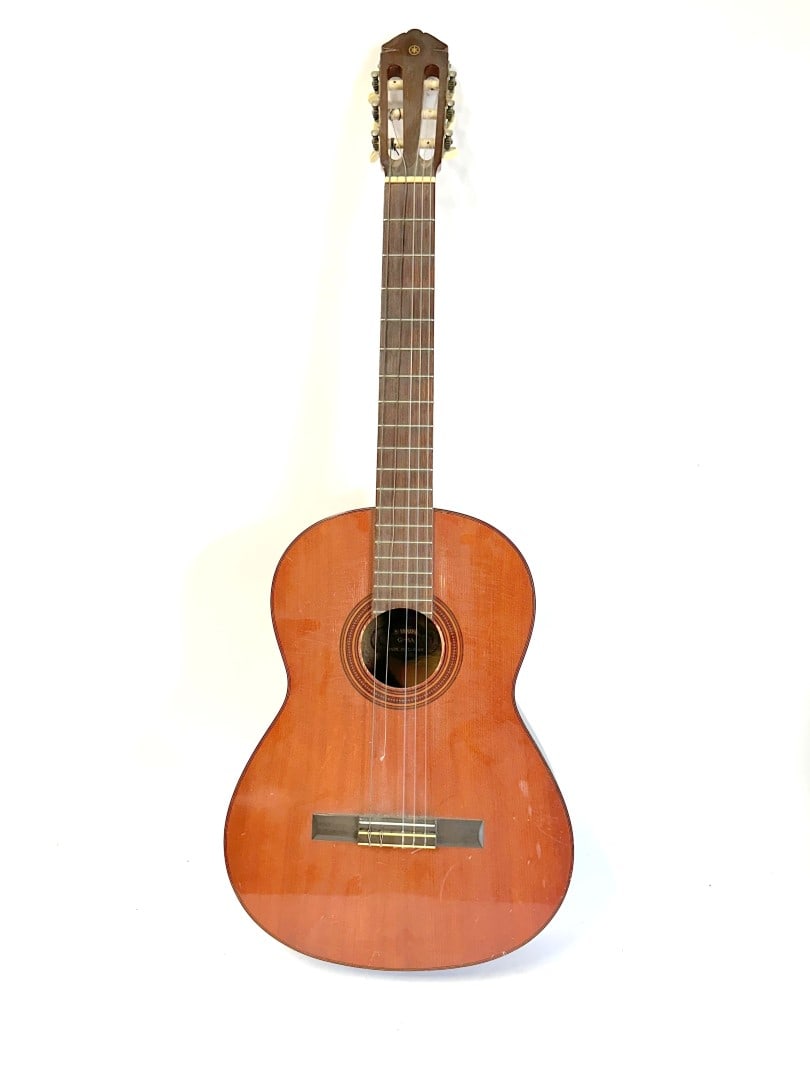 Vintage Yamaha Acoustic Child's Guitar (1 of 4)