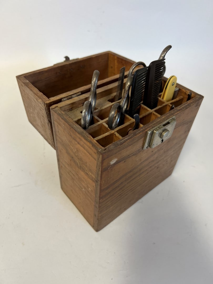 Antique Wooden Barbers Box w/Straight Razors (1 of 3)