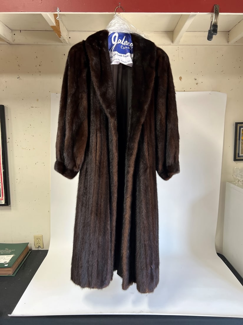 Fine Quality Mink Coat. Well Cared For: Just returned from professional dry cleaner.