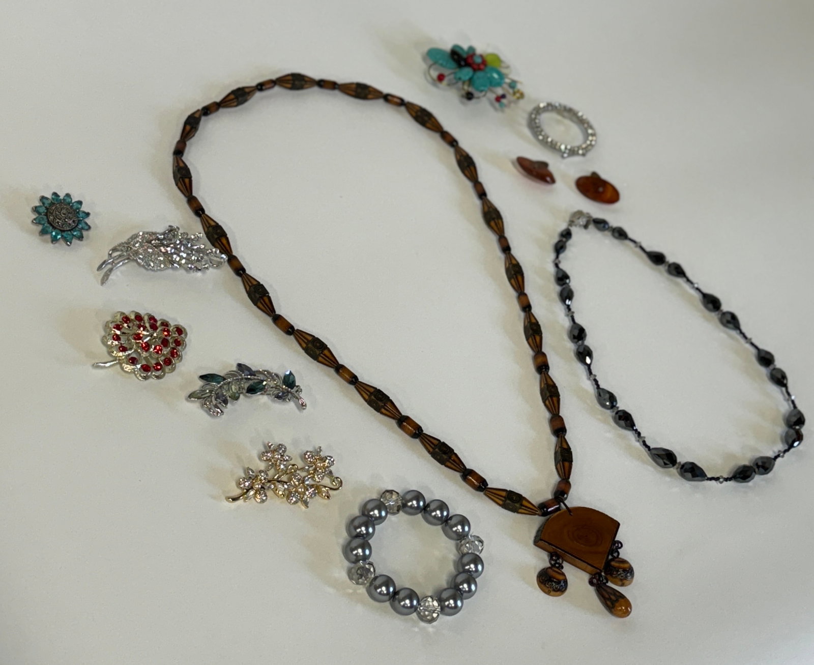 Vintage Costume Jewelry (50): Excellent lot for dealer, cofllector Contains brooches, necklaces cuff links, earrings all vintage and good quality as sampling pictured. Fifty pcs. in the lot.