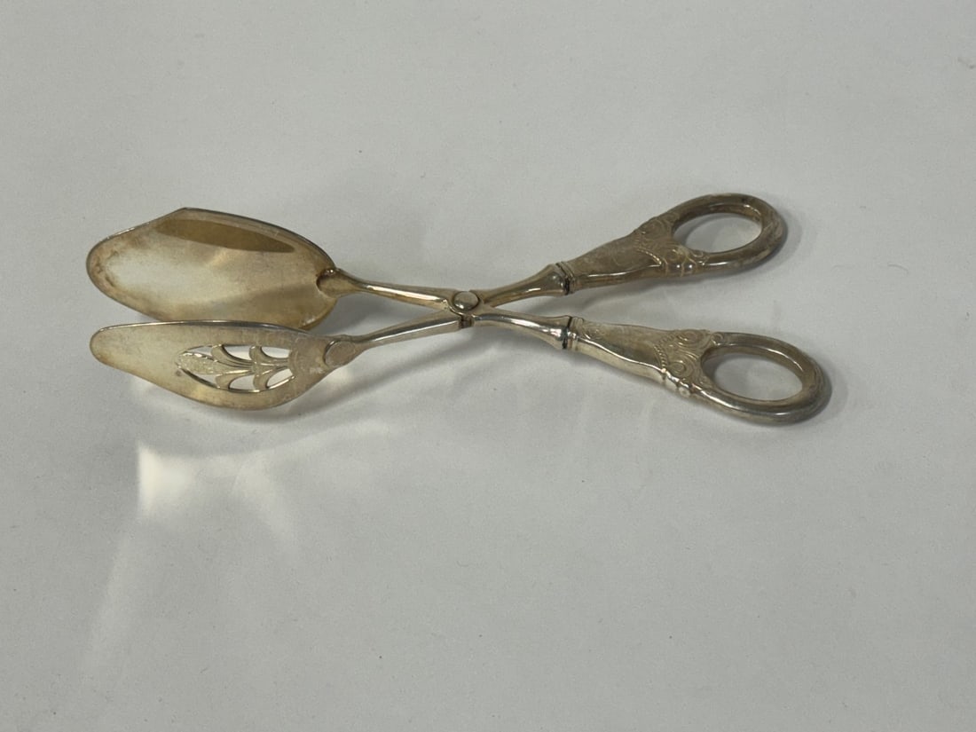 Sterling Silver Handled Serving Piece. (1 of 2)