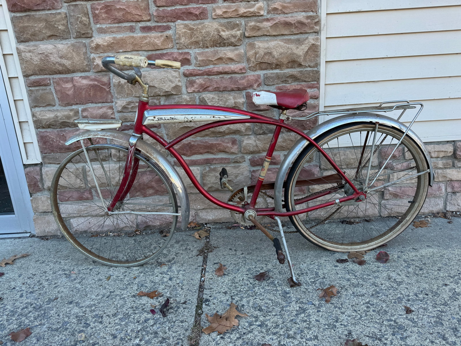 Vintage Schwinn Bicycle: As pictured. One tire off but present Probably 1960's. With serial number.