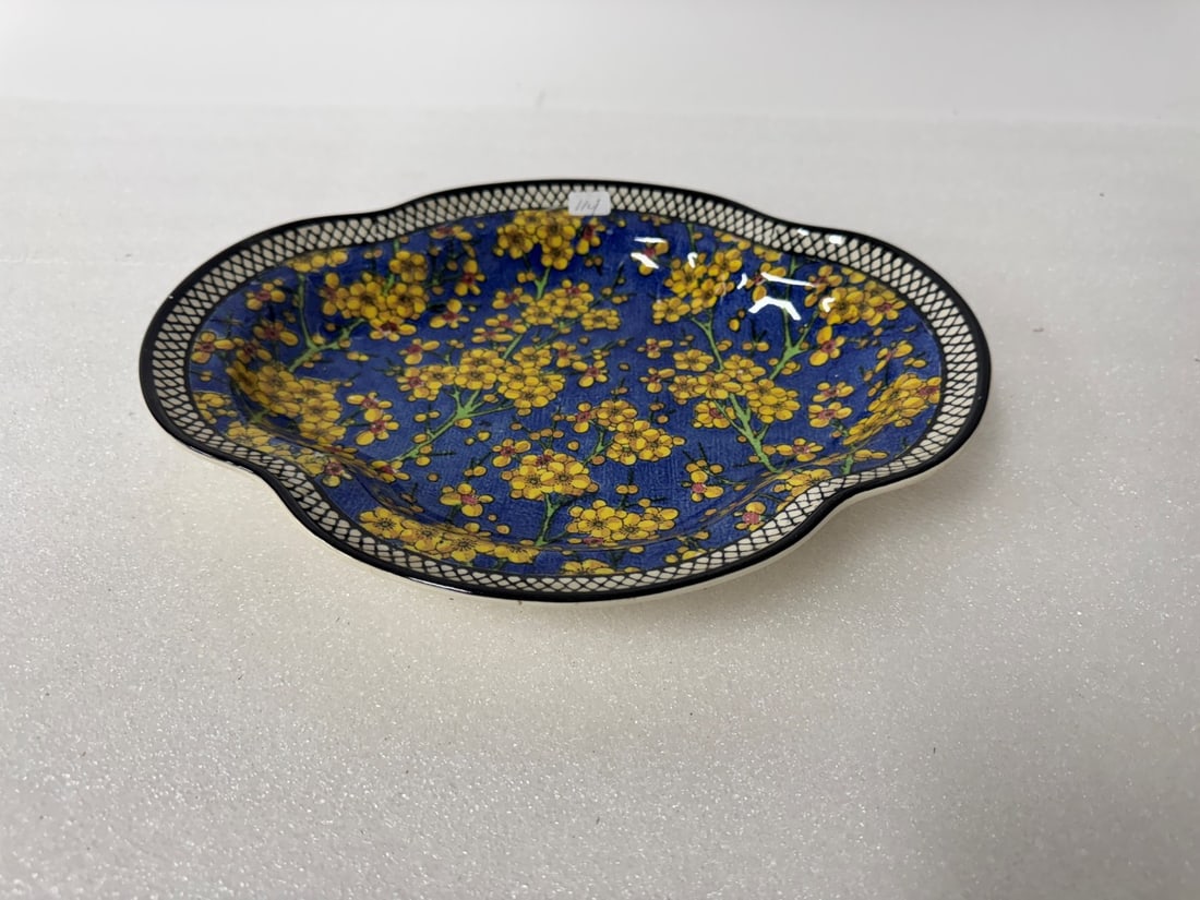 Royal Doulton Serving Dish: Marked Royal Doulton . Porcelain 11 1/2"W
