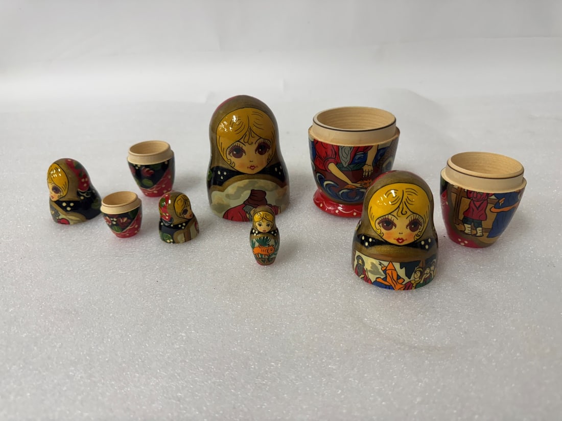 Matryoska Russian Nesting Dolls: Nesting dolls. Are inside but we couldn't open 6 1/2"H Markedat the underside, Ceprueb nocho 1993