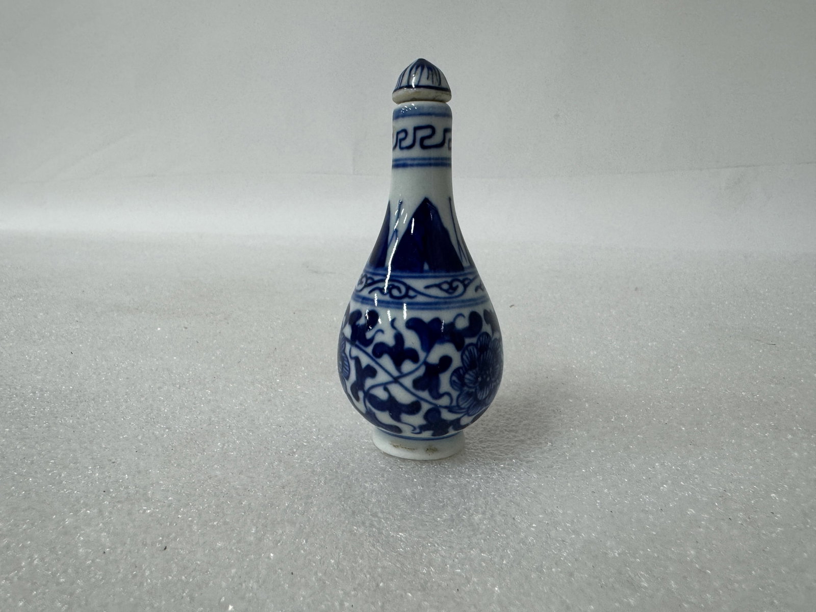 Antique Snuff Bottle: Blue and white