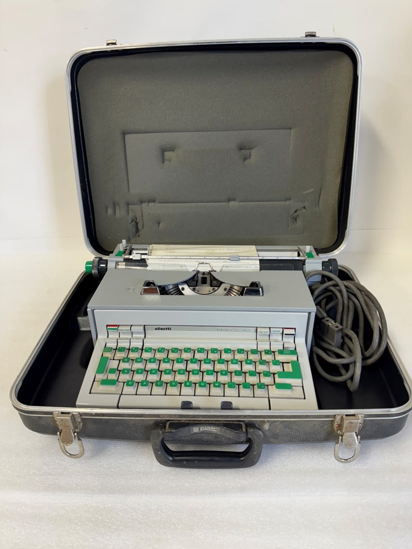 Vintage Oivetti Typewriter PRAXIS 48 (1 of 3)