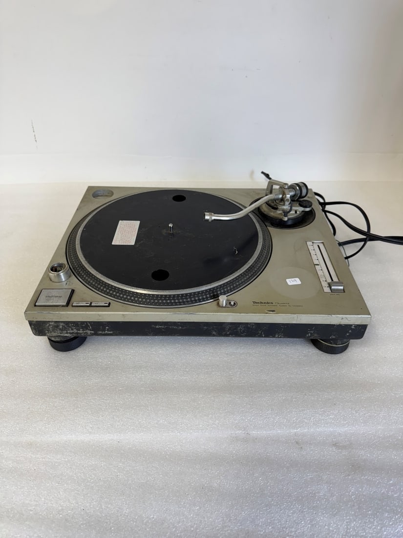 Technics SL-1200MK2 Quartz Synthesizer Direct-Drive Turntable (1 of 3)