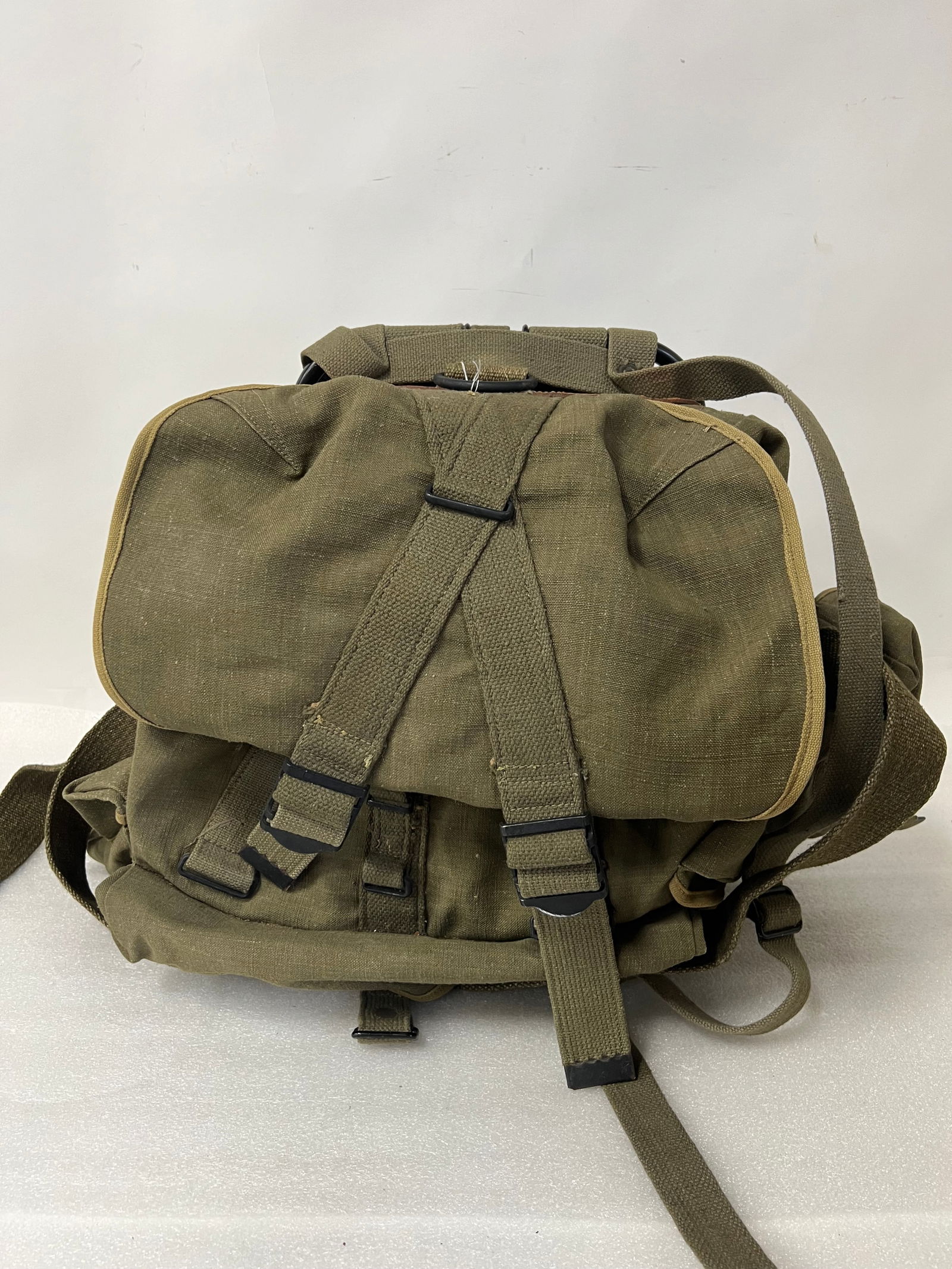 WW II Large Back Pack With Frame (1 of 2)