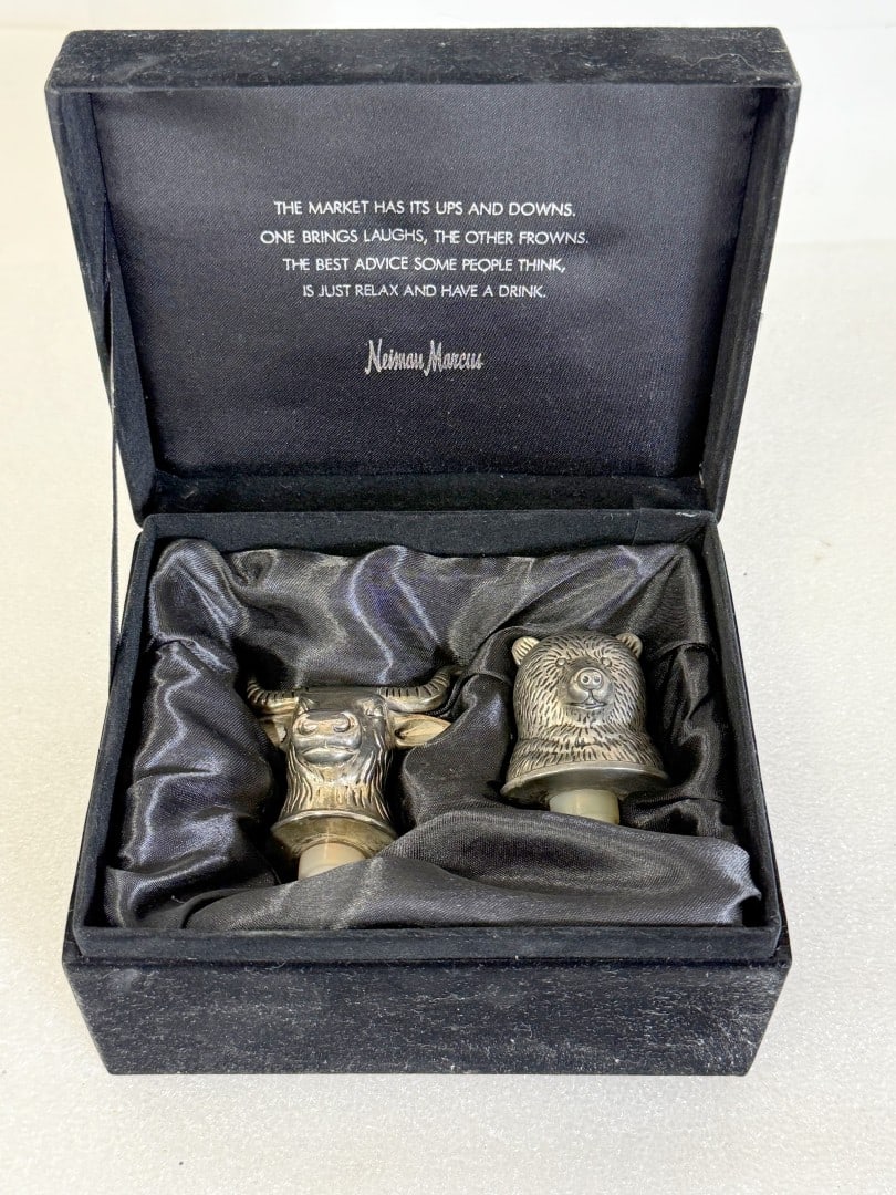 Neiman Marcus Bull and Bear Bottle Stoppers (1 of 3)