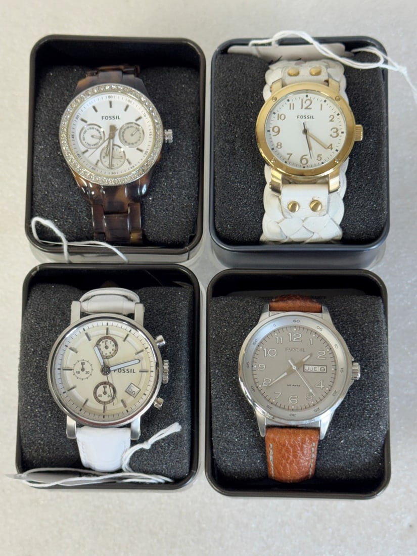 4 Fossil Wrist Watches. New in Cases: New in original cases. Attractive. Four in the lot.