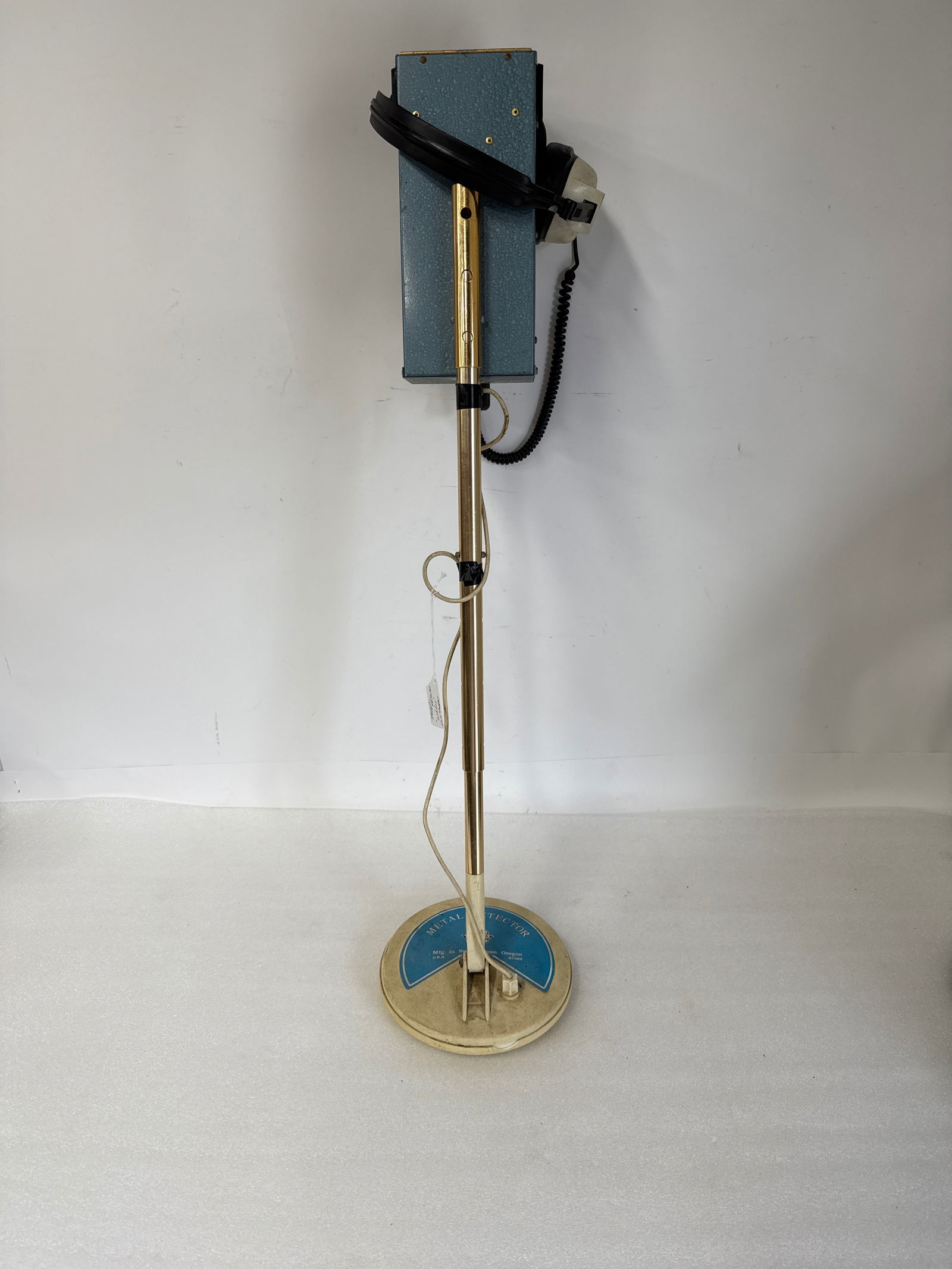 Whites Coinmaster Metal Detector: 2/0 With discriminator. Comes with earphones. All needed is batteries. Only used a few times. On your way to finding lots of coins and jewelry