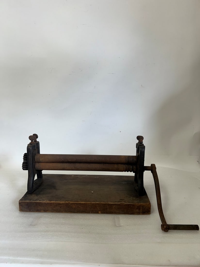 Vintage Hand Cranked Clothes Ringer: 12"H x 20 1/2"W
