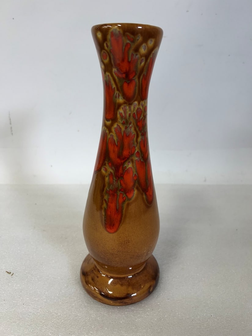 Bar Harbor Pottery Vase.: Marked at the underside. Bar Harbor Pottery Maine. 10 1.2:H