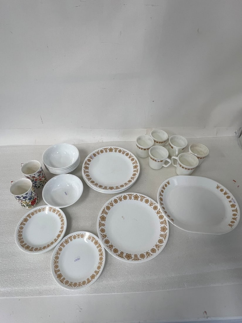 Pyrex Collector's Lot (26): Six cups; seven bowls; six small plates; six dinner plates, one large platter Twenty six pcs. in the lot